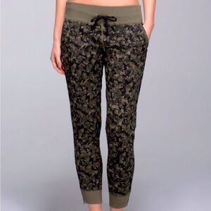 Lululemon No Sweat Pant Mystic Jungle Fatigue Green and Black women’s size 6